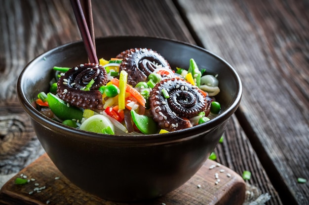 Mélange de légumes chinois avec poulpe