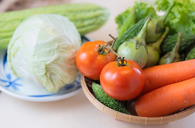 Mélange de légumes frais sur blanc