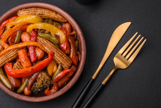 Mélange de légumes maïs carottes poivrons brocoli oignons à la sauce teriyaki