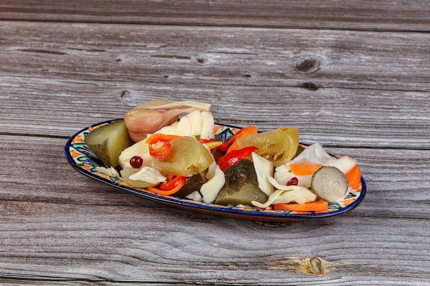 Mélange de légumes marinés dans l'assiette