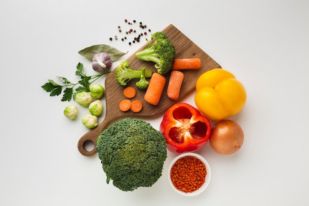 Mélange de légumes plat poser sur une planche à découper