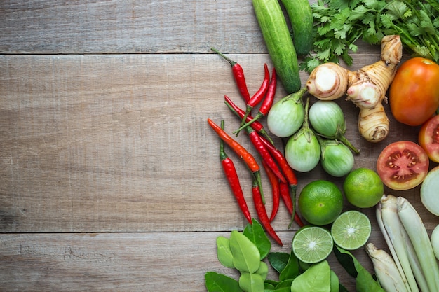 Mélange de légumes thaïlandais dans un plateau en bambou sur fond en bois.