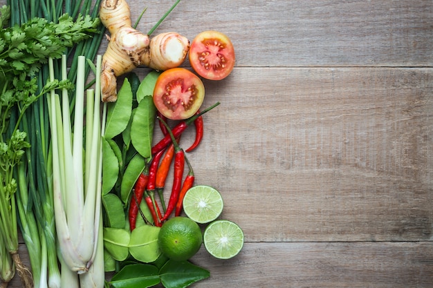 Mélange de légumes thaïlandais dans un plateau en bambou sur fond en bois.