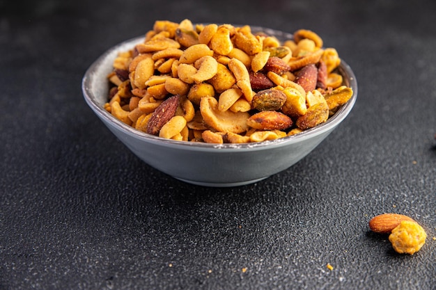 mélange de noix amandes, noix de cajou, pistaches, cacahuètes repas sain frais collation alimentaire sur la table