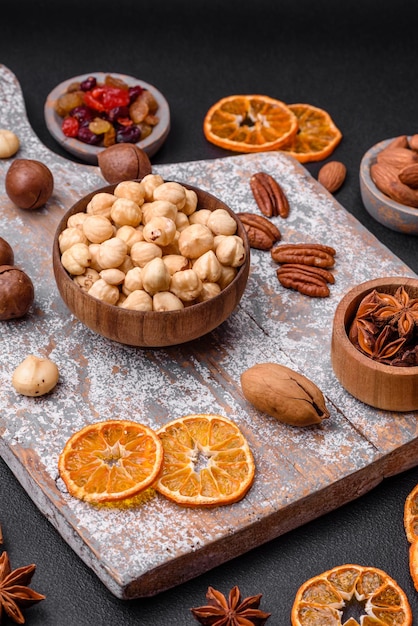 Mélange de noix de macadamia rôties noix de cajou noix de pécan amandes raisins secs et baies sèches