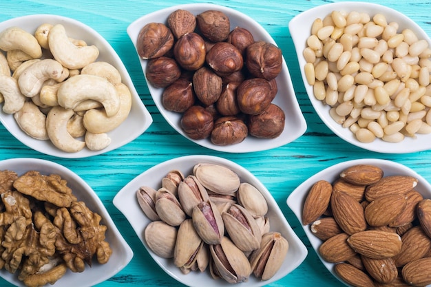 Mélange de noix Pistaches amandes noix pignons de pin noisettes et noix de cajou Snack dans un bol backgrond