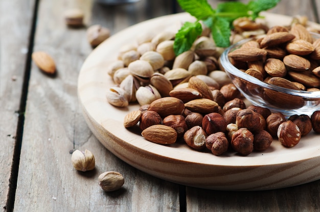 Mélange de noix sur la table en bois