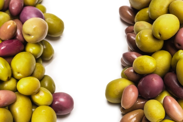 Mélange d'olives savoureuses isolé sur blanc