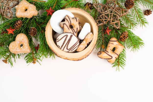 Mélange de pain d'épice Nurnberg elisen, bonbons de Noël traditionnels allemands avec branches de sapin et cône de pin