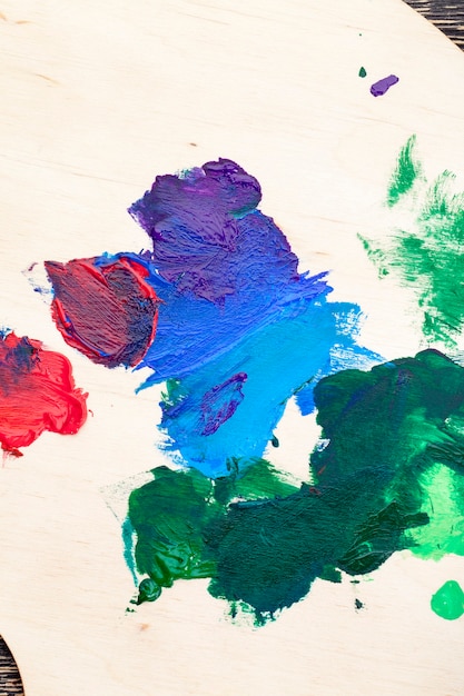 Mélangé sur une palette en bois de peintures multicolores