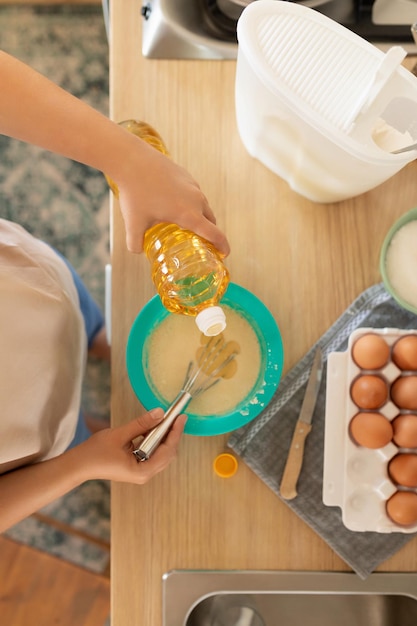 Mélange de pâte à crêpes dans un bol