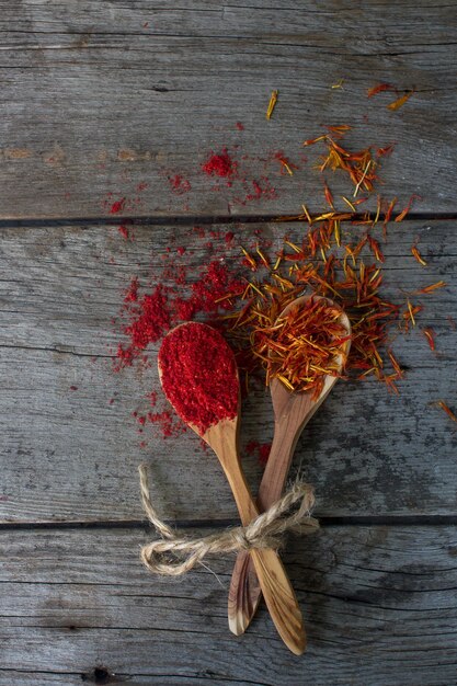 Mélange de poivre dans des cuillères en bois sur une table rustique épices indiennes colorées mode de vie sain cuisine asiatique vue de dessus espace pour le texte