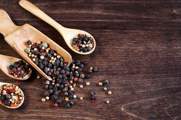 Mélange De Poivrons Pour La Cuisson Sur Un Fond En Bois