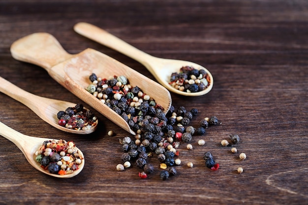 Mélange de poivrons pour la cuisson sur un fond en bois