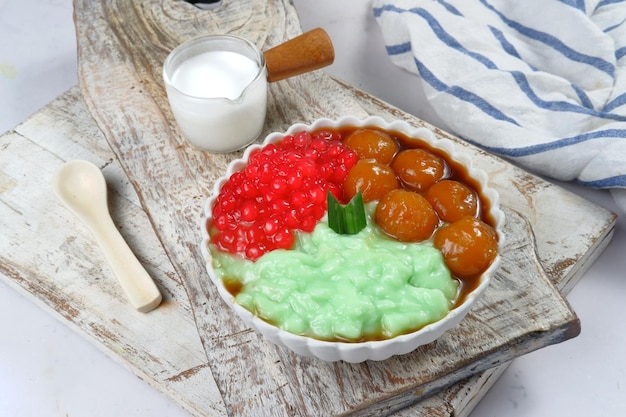 Mélange de porridge dessert indonésien, Biji Salak, Bubur Mutiara et Bubur Sumsum.populaire pendant le ramadan