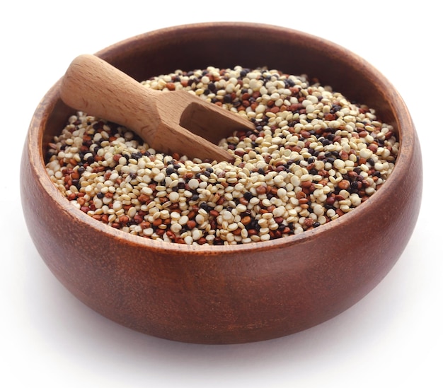 Mélange de quinoa frais dans un bol sur fond blanc