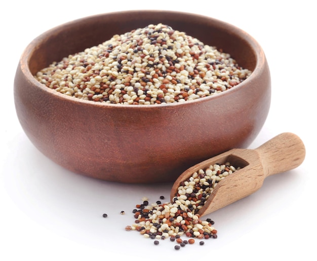 Mélange de quinoa frais dans un bol sur fond blanc