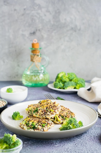 Mélange de quinoa frit et de brocoli crêpes sur une assiette Nourriture végétarienne saine Vue verticale Espace de copie