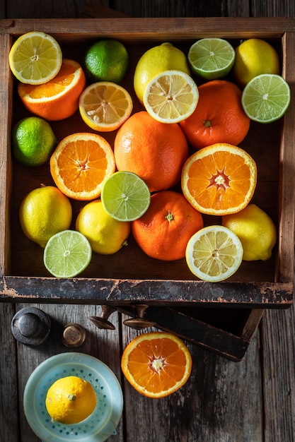 Mélange sain d'agrumes avec des oranges, des citrons et des limes