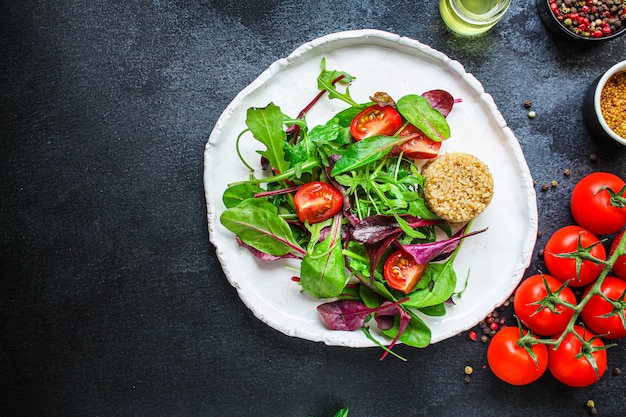 Mélange sain de feuilles de salade de quinoa