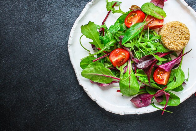 Mélange sain de feuilles de salade de quinoa