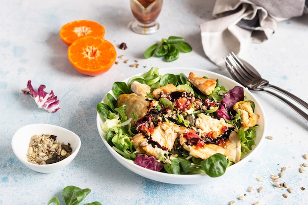 Mélange à salade avec dinde ou poulet grillé, graines et vinaigrette aux agrumes.