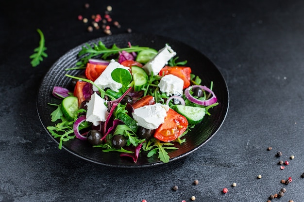 Mélange de salade grecque légumes tomate, concombre, olives laitue verts