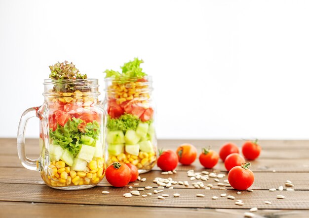 Mélange de salade avec des tomates et des concombres et du maïs et de la laitue