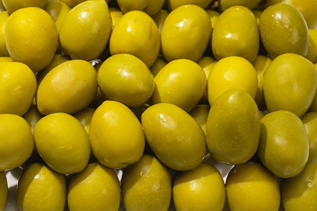 Mélange savoureux d'olives vue de dessus gros plan