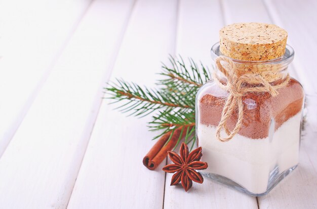 Mélange sec de cadeau de Noël dans un bocal à gâteau sur fond blanc