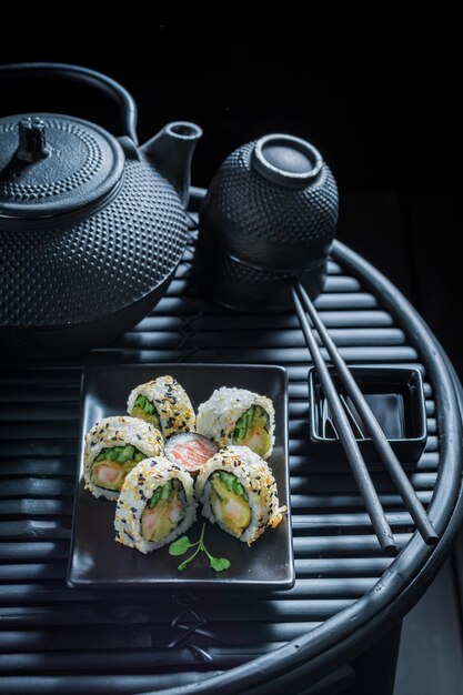 Mélange de sushi sain à base de légumes frais et de fruits de mer