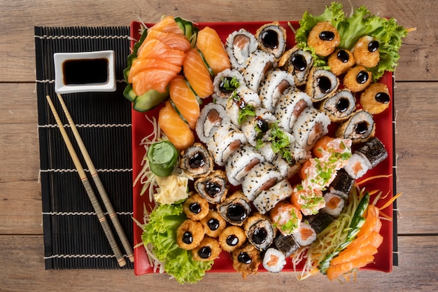 Mélange de sushi et sashimi sur plaque rouge