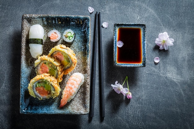 Mélange de sushis frais à base de légumes frais et de fruits de mer