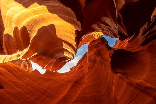 Mélange de textures orange et rouge et courbe dans Lower Antelope et le ciel bleu au-dessus en Arizona. États Unis...