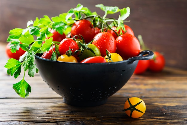 Mélange de tomates rouges, jaunes et vertes avec du persil