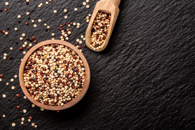 Mélange de trois variétés de grains d'Amérique du Sud de quinoa cru sur fond de pierre Menu de restaurant recette de livre de régime