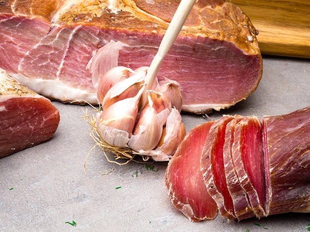 Mélange de viande de bœuf salé séché au jambon fumé sur table avec des herbes à l'ail