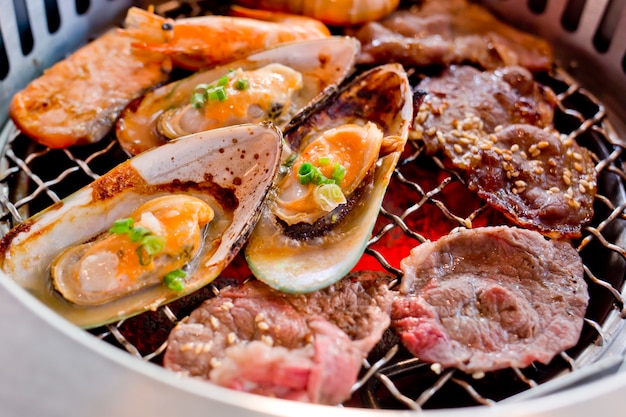 Photo mélange de viande rôtie et de fruits de mer sur le barbecue grill sur le rôti.