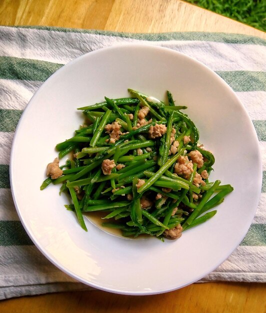 Mélanger des asperges frites avec des côtelettes de porc