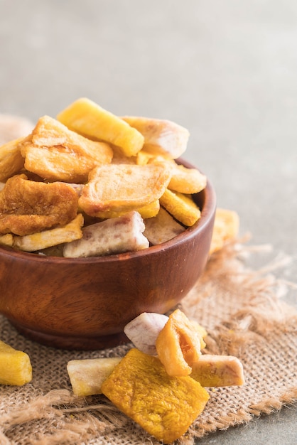 mélanger les chips de fruits