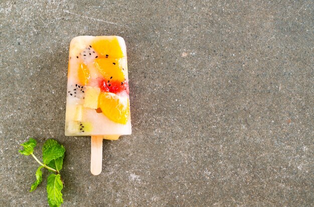 mélanger la crème glacée aux fruits