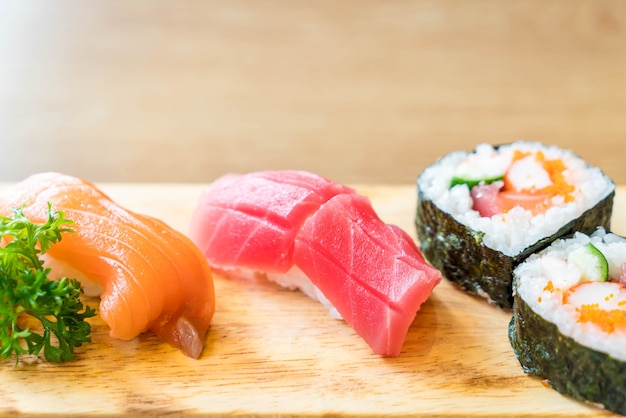 mélanger ensemble de sushi cru