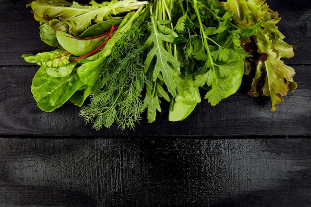 Mélanger Les Feuilles Pour Salade Sur Tableau Noir