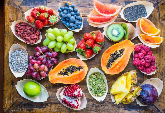 Mélanger les fruits frais sur le paysage de table