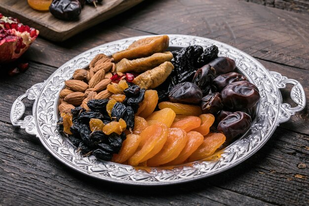 Mélanger les fruits secs et les noix dans un bol en bois