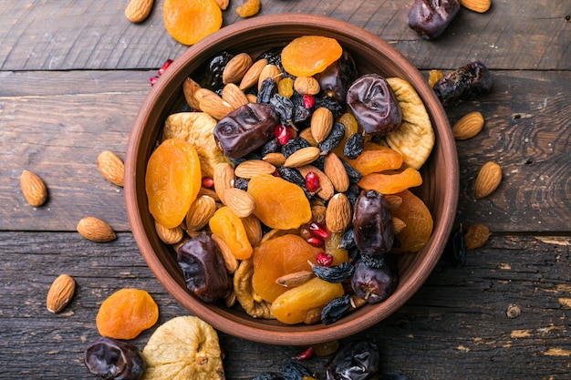 Mélanger les fruits secs et les noix dans un bol en bois