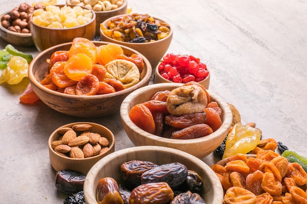 Mélanger les fruits secs et les noix dans un bol en bois