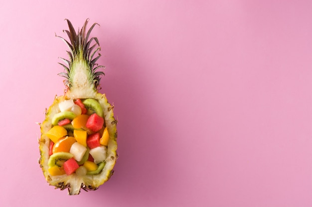 Mélanger les fruits servis à l'intérieur de l'ananas