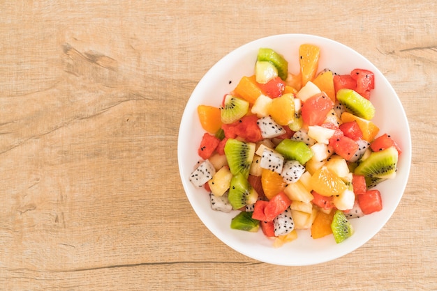 mélanger les fruits en tranches