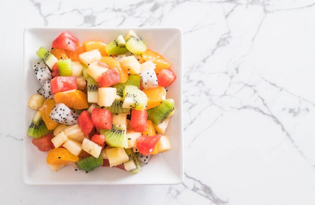 mélanger les fruits en tranches